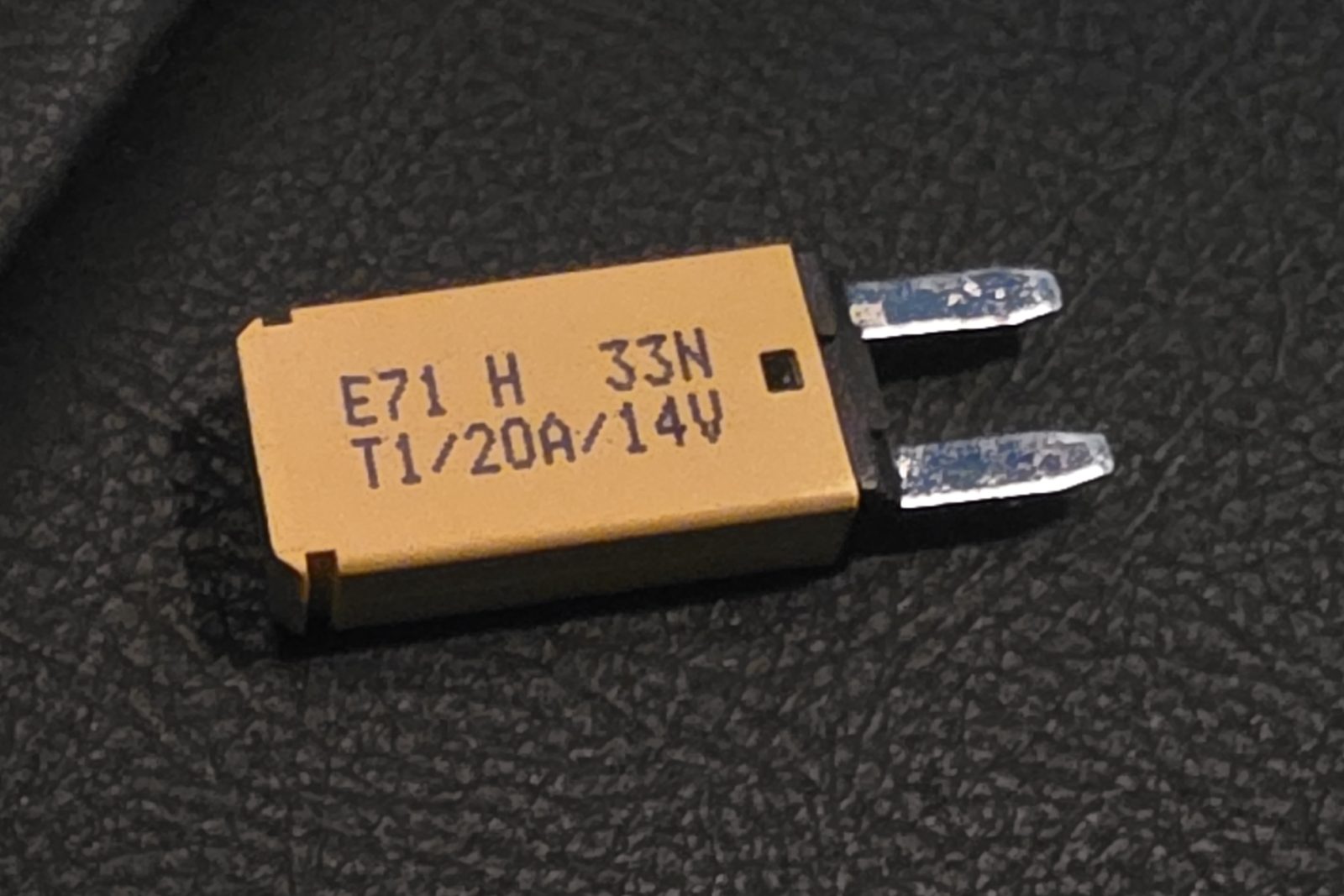 The trucker's fix: a Type-I self-resetting circuit breaker (T1/20A/14V) in the mini-blade slot — it trips on the current surge and resets itself instead of dying.